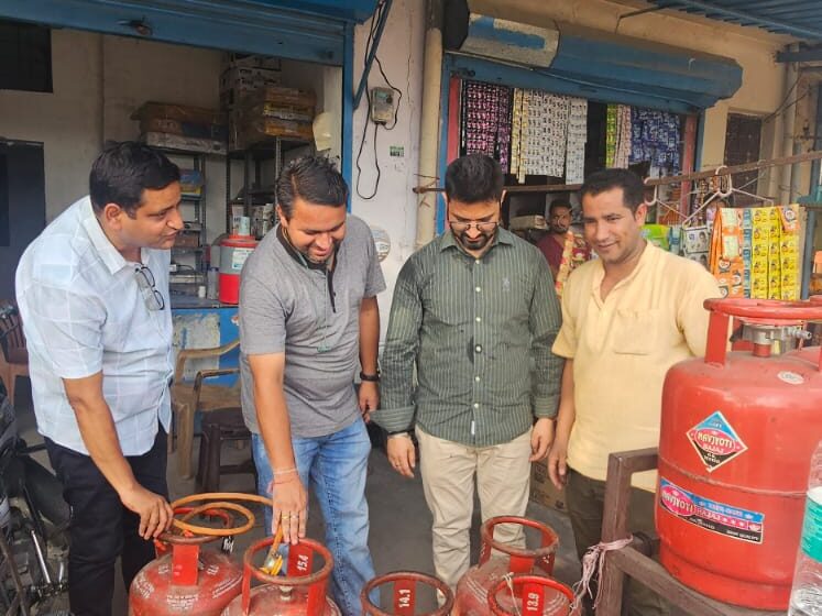  खाद्य आपूर्ति विभाग की संयुक्त टीम द्वारा सेलाकुई स्थित बाजार में अवैध गैस रिफिलिंग पर छापेमारी की।