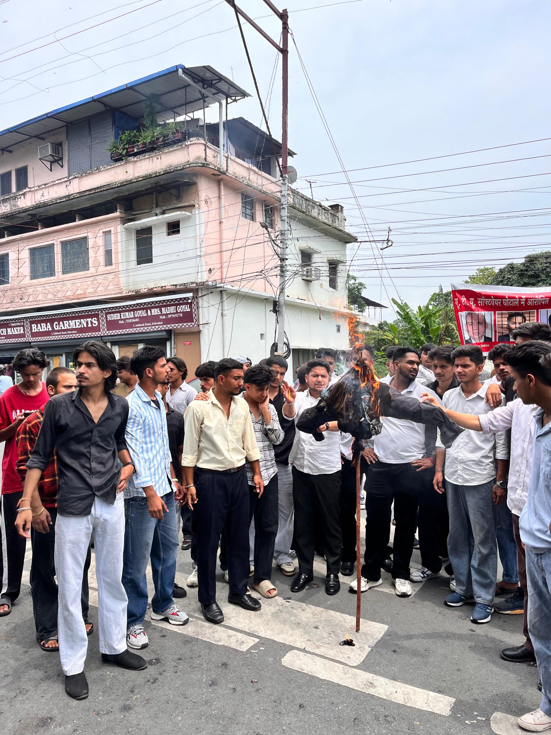  छात्रों ने सचिवालय का घेराव कर तकनीकी शिक्षा सचिव के खिलाफ जमकर नारेबाजी और साथ ही शिक्षा सचिव रणजीत सिंह का पुतला जलाया।
