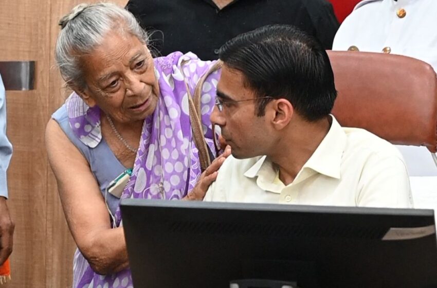  बुजुर्ग माता-पिता से गिफ्ट डीड में बंगला बिजनेस अपने नाम कर; उनको घर से बाहर खदेड़ रहा था।