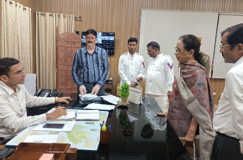  बड़ी संख्या में अपनी छोटी-छोटी समस्या लेकर जिलाधिकारी सविन बंसल तक पंहुच रहे फरियादी; समाधान भी मौके पर ही।