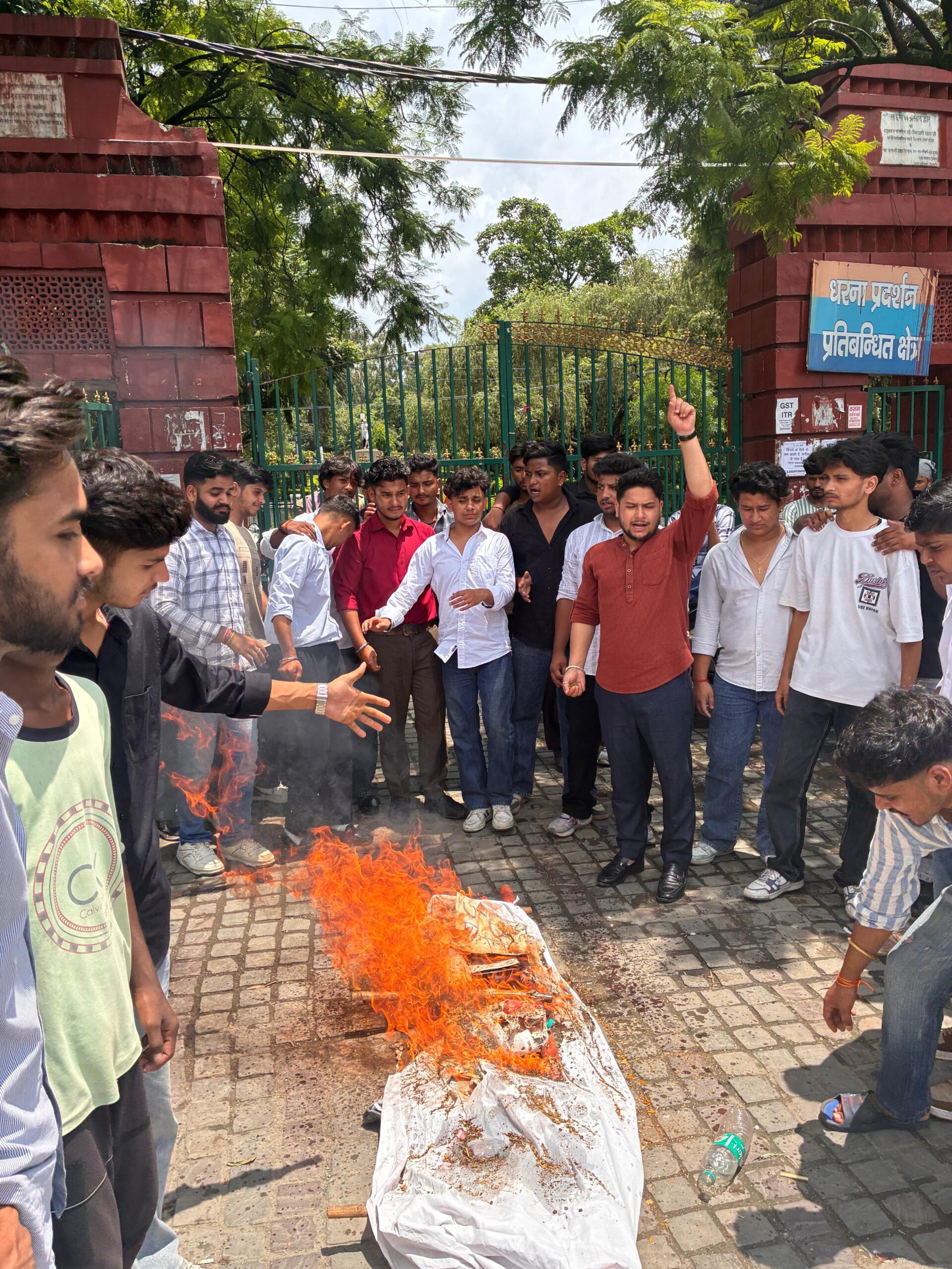  यू.टी.यू के कुलपति डॉ. ओमकार यादव,परीक्षा नियंत्रक डॉ. वी. के. पटेल,शिक्षा सचिव रणजीत सिन्हा एवं मंत्री सुबोध उनियाल की निकाली शव यात्रा।