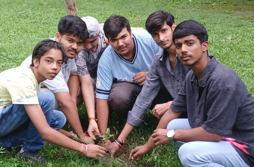  उत्तराखंड सामाजिक सम्मान सेवा ट्रस्ट ने  जिला अध्यक्ष शिवम भट्ट के नेतृत्व में गांधी पार्क में हरेला पर्व के अवसर पर पौधारोपण किया।
