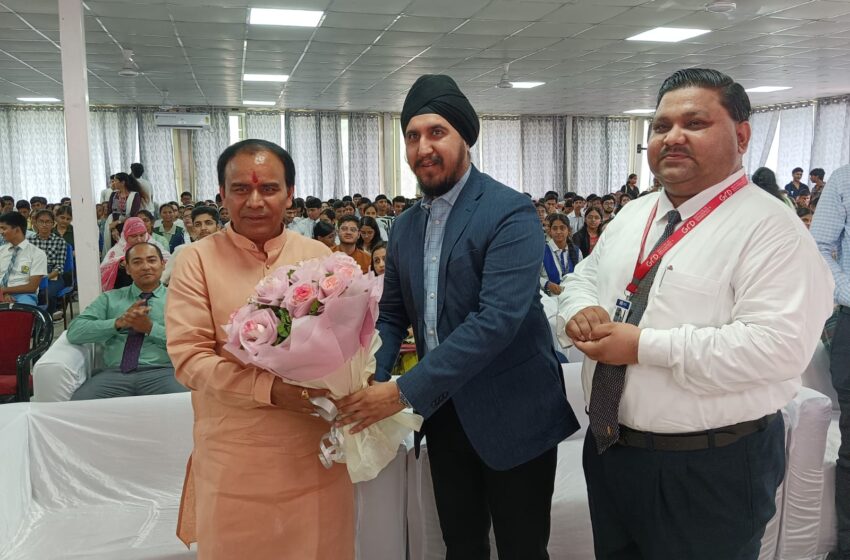  जी. आर. डी. में उच्च शिक्षा मंत्री श्री धन सिंह रावत ने किया मेधावी छात्रों का सम्मान।