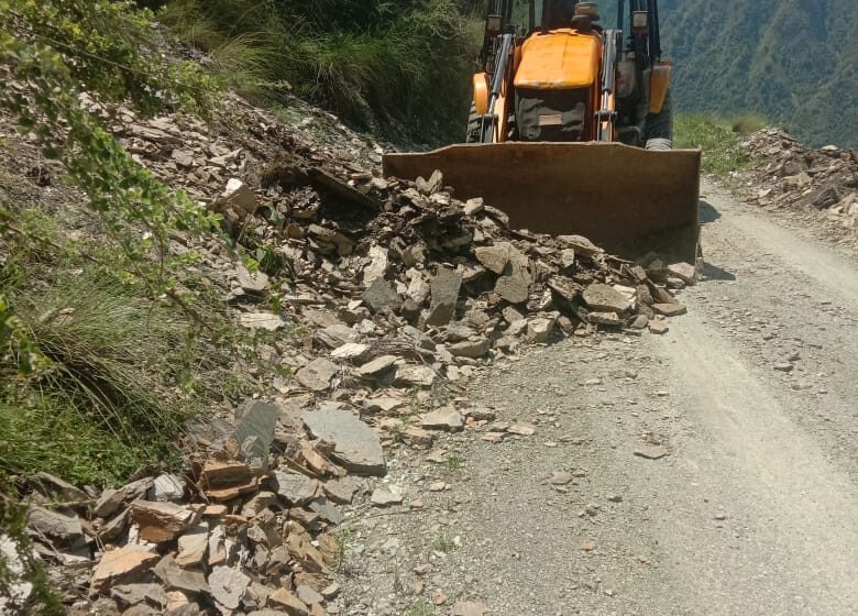  जिलाधिकारी सविन बंसल के निर्देशों पर प्रशासन की टीम बरसात के कारण अवरूद्व हो रही सड़कों को प्राथमिकता पर यातायात के लिए सुचारू बना रहा है।