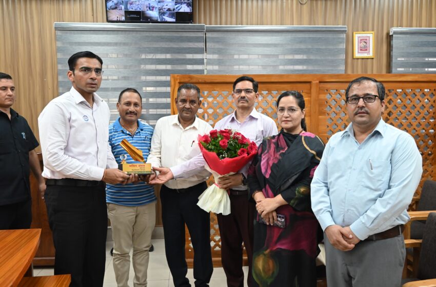  जिला स्तरीय स्थाई समिति के सदस्यों ने जिलाधिकारी सविन बंसल से शिष्टाचार भेंट की।