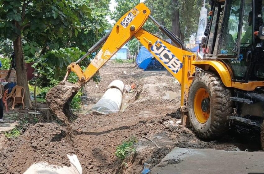  जलभराव के मुख्य कारक गुमानीवाला चौक ह्यूम पाइप ड्रेनेज की सफाई व अलाइमेंट कार्य युद्धस्तर पर जारी।