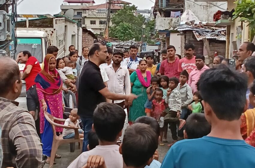  कनाल रोड क्षेत्र में नुक्कड़ सभा में मजदूरो ने बड़ी संख्या में हस्ताक्षर हस्ताक्षर अभियान चलाया।