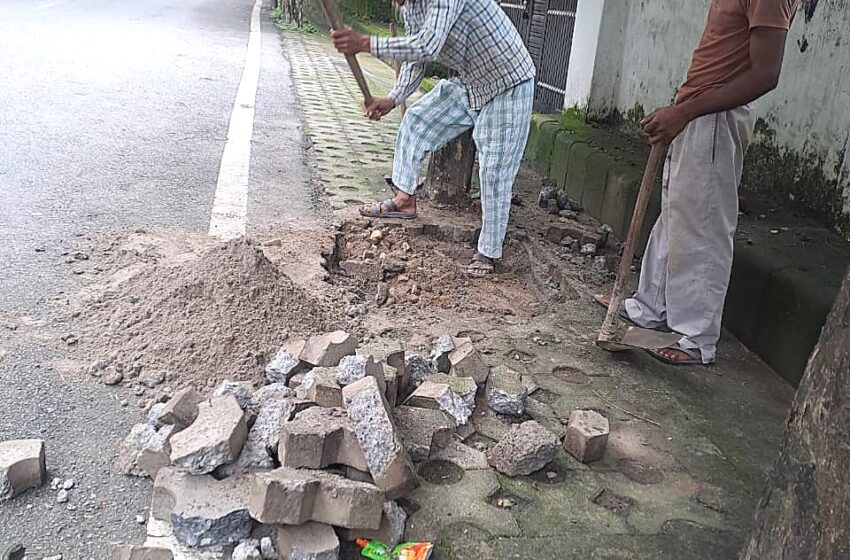  देहरादून के जाखन से देर सांय मिली गंदे पानी की शिकायत, टीम ने रात को ही किया समाधान।
