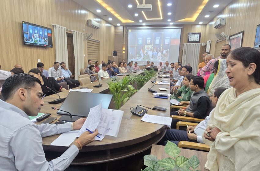  जिलाधिकारी सविन बसंल ने जनता दर्शन कार्यक्रम में जन समस्याएं सुनी।