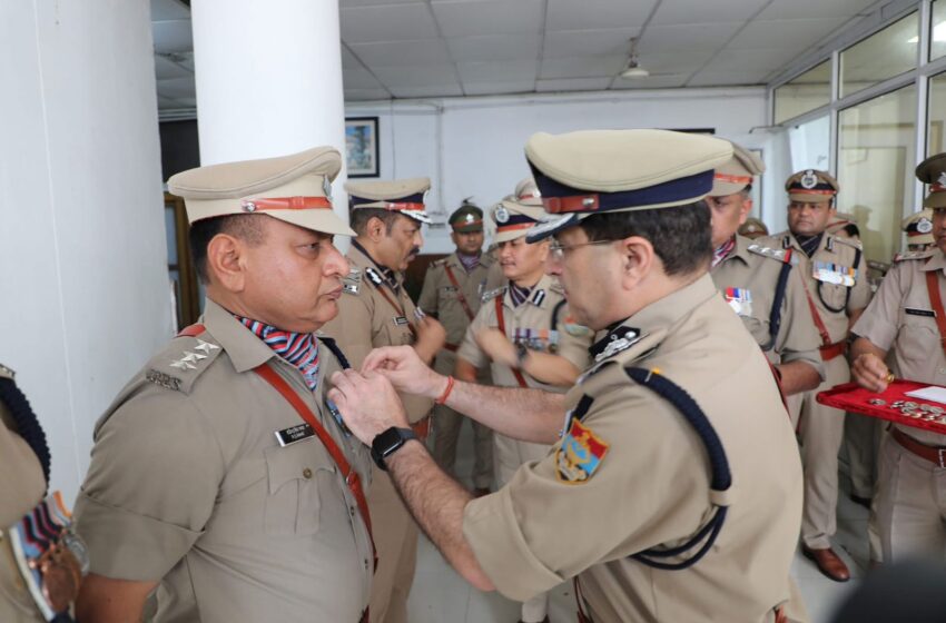  CO, विजिलेंन्स देहरादून राजेंद्र सिंह रावत को उत्कृष्ट सेवाओं के योगदान हेतु मिला सम्मान।