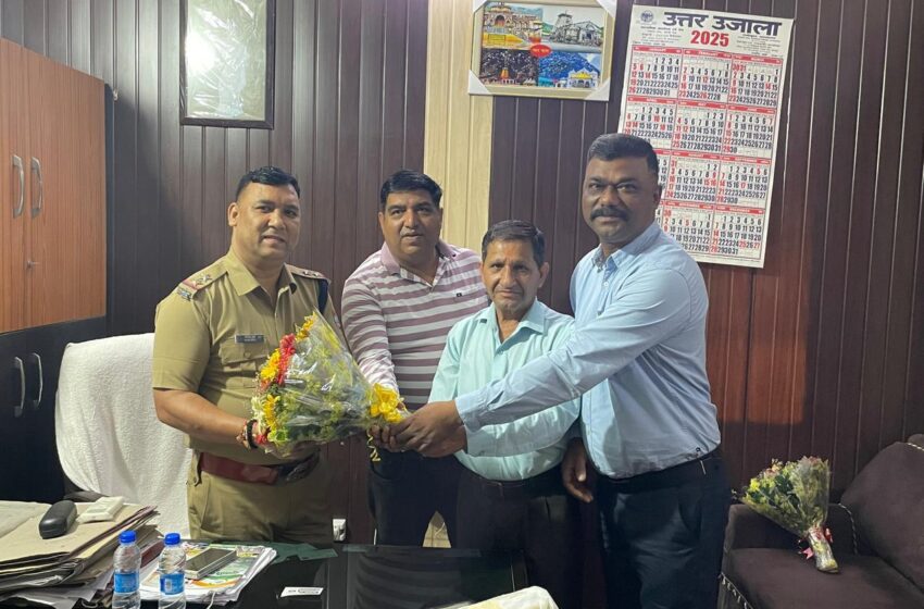  शिवलोक विकास समिति द्वारा रायपुर थाना प्रभारी गिरीश नेगी को किया सम्मानित।