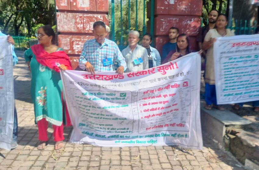  दून समग्र विकास अभियान के बैनर तले शहर भर के लोग , विभिन्न जन संगठन, पर्यावरणवादी संगठन एवं विपक्षी दलों ने प्रस्तावित एलिवेटेड रोड का विरोध किया।
