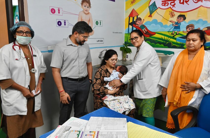  मुख्य विकास अधिकारी, अभिनव शाह ने जिला चिकित्सालय में बनाए गए राज्य के पहले सरकारी आधुनिक टीकाकरण केंद्र में अपने डेढ़ माह बेटे का टीकाकरण कराया।