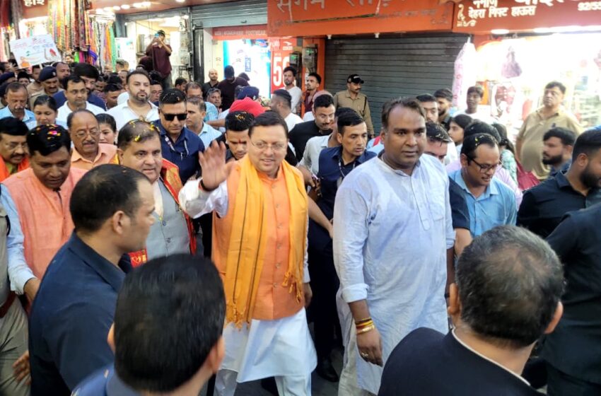  “स्वदेशी अपनाओ – जन जागरण अभियान” के अंतर्गत घंटाघर से पलटन बाज़ार तक भव्य पदयात्रा का आयोजन किया।