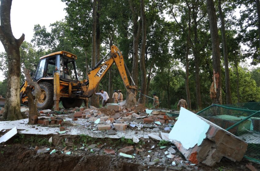  अवैध अतिक्रमण पर जिला प्रशासन का कड़ा प्रहार जारी; वन भूमि में बनाई गई मजार ध्वस्त ।