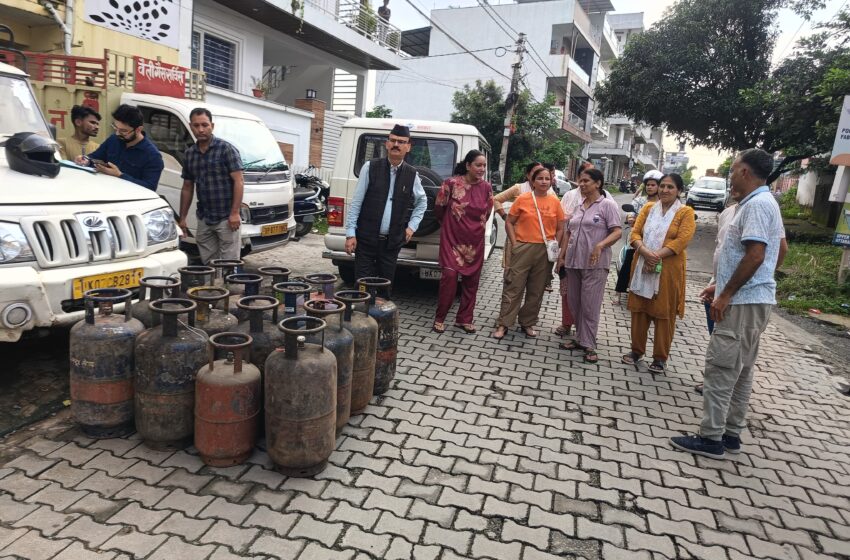  जिलाधिकारी सविन बंसल के निर्देश पर अवैध गैस रिफिलिंग की शिकायत पर जिला प्रशासन की छापेमारी।