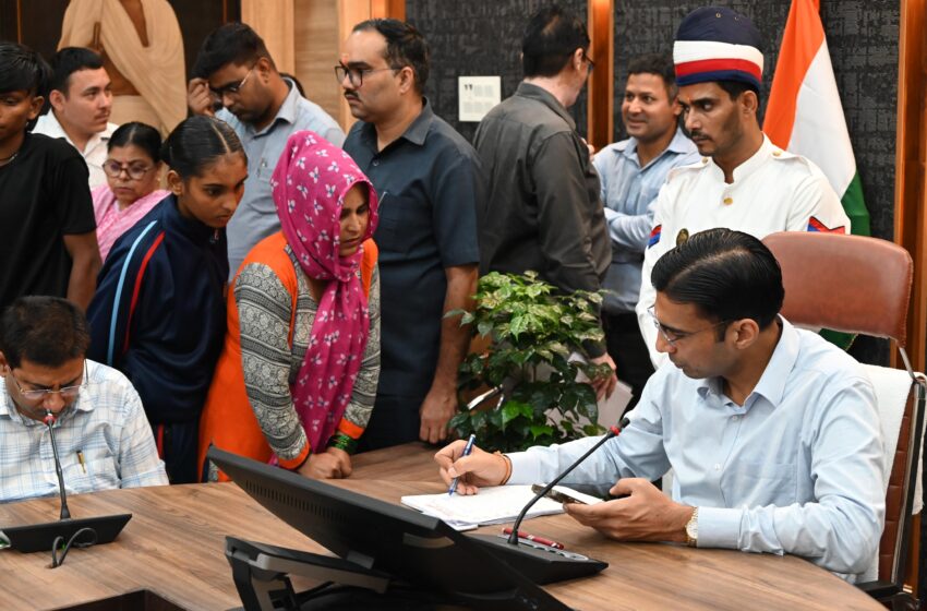  जिलाधिकारी सविन बसंल ने जनता दर्शन कार्यक्रम में जन समस्याएं सुनी।