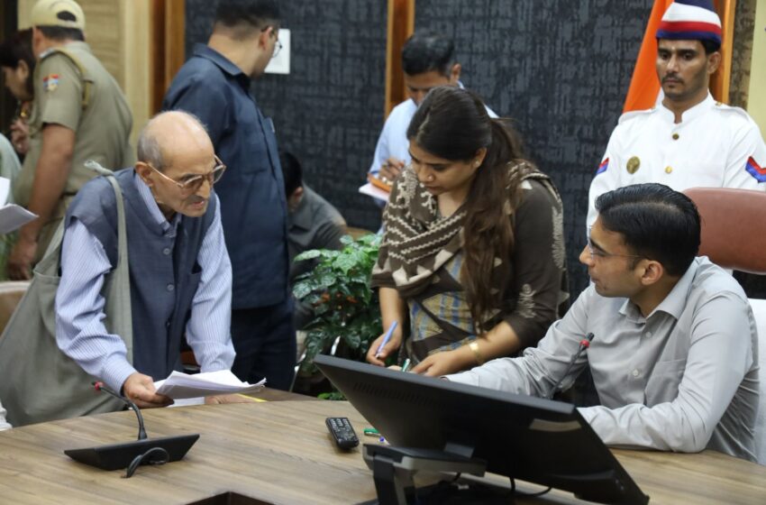  जिलाधिकारी सविन बंसल की अध्यक्षता में जनता दर्शन कार्यक्रम में जन समस्याएं सुनी गई।
