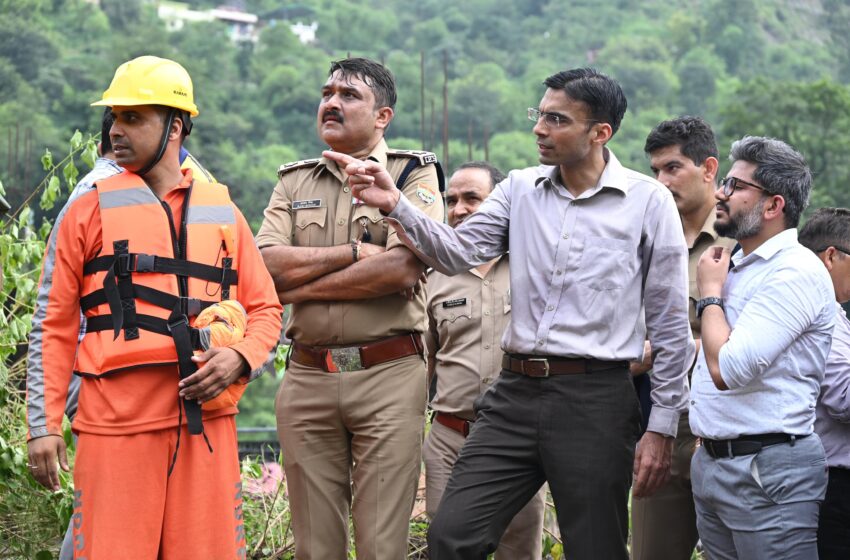  मा0 मुख्यमंत्री के निर्देश, आपदा प्रभावित क्षेत्रों में ग्राउंड जीरो पर पहुंचे डीएम सविन बंसल।