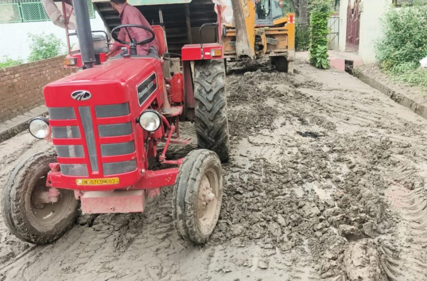  जिलाधिकारी सविन बंसल ने एमडीडीए एवं नगर निगम को त्वरित मालवा हटाने हेतु निर्देशित किया।