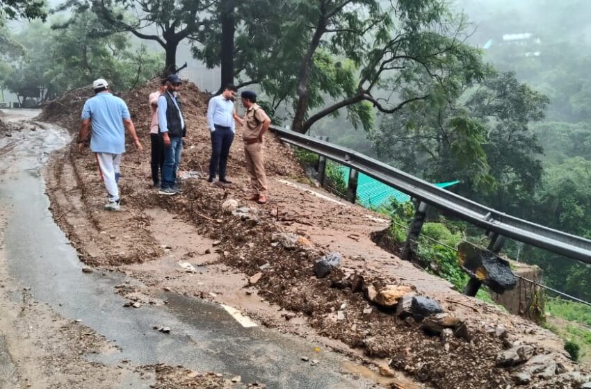  ग्राउंड जीरो पर प्रशासनिक अमला; आपदा बचाव कार्य में लगे कार्मिकों, फोर्स; श्रमिकों का डीएम ने बढाया हौसला।