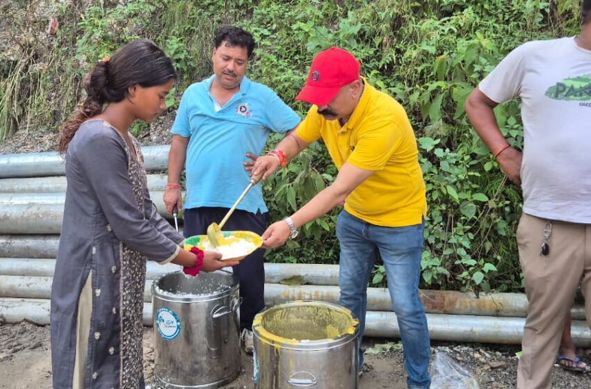 हंस कल्चरल फाउंडेशन के सहयोग से प्राथमिक शिक्षक संघ देहरादून के जिलाध्यक्ष धर्मेन्द्र सिंह रावत के ने नेतृत्व में जरुरतमंदो को दिन का भोजन वितरित किया।
