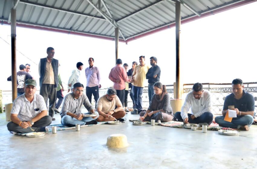  जिलाधिकारी सविन बंसल ने ग्रामीणों संग जमीन पर बैठ किया भोजन।