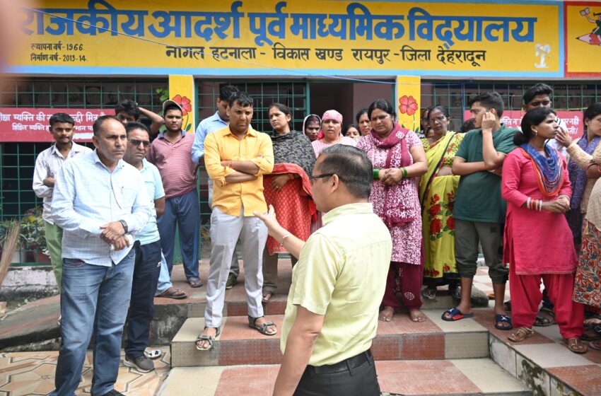  जिलाधिकारी सविन बंसल के निर्देश पर प्रभावितों के द्वार -द्वार दौड़ रहे प्रशासन के अधिकारी; प्रभावितों का जान रहे हाल।