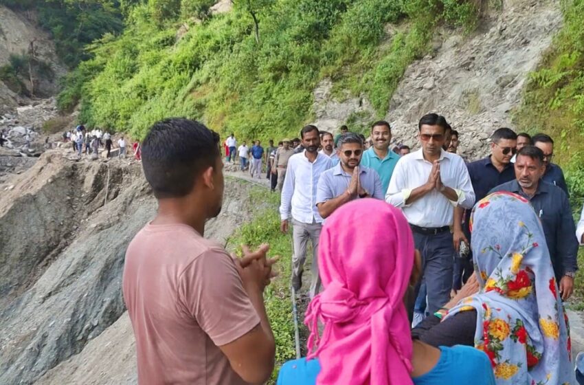 जिलाधिकारी सविन बंसल ने दिए निर्देश खेत, खलियान, निजी भवन, का अधिकाधिक मुआवजा बट जाए आज रात तक।