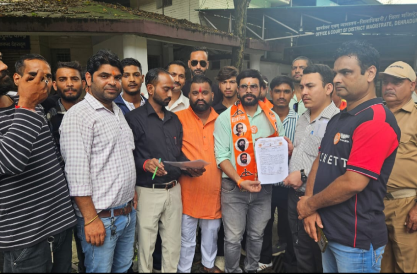  युवा सेना के जिला अध्यक्ष देहरादून रवि गैरोला की अध्यक्षता में तहसीलदार सुरेंद्र सिंह को ज्ञापन दिया।