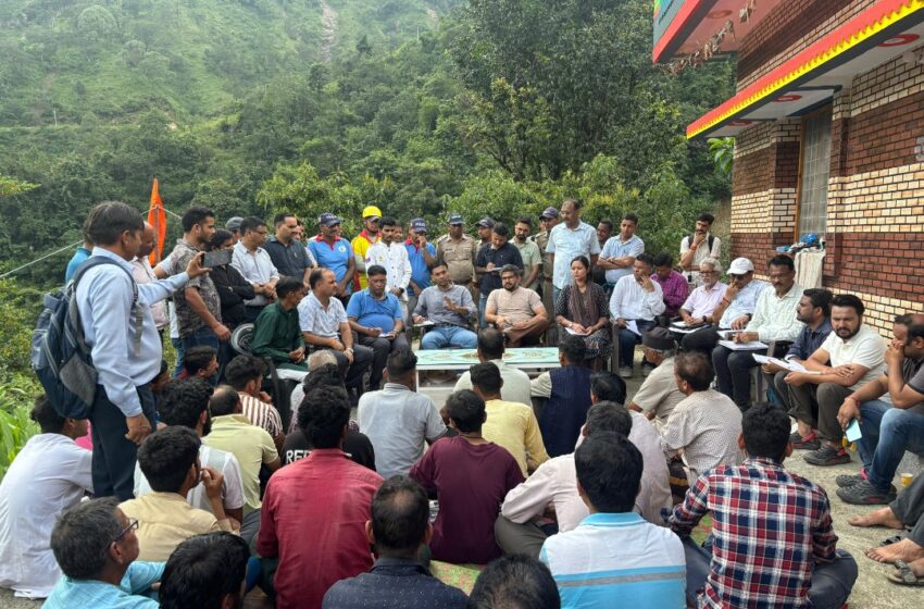  मा0 मुख्यमंत्री के निर्देश पर सरकार के प्रथम रिस्पांडर के रूप में जनपद के सबसे दुर्गम आपदाग्रस्त क्षेत्र फुलेत पहुंचे जिलाधिकारी सविन बंसल।