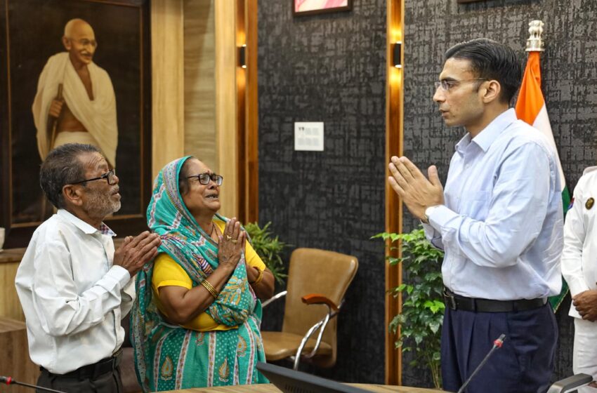  70 वर्षीय बुजुर्गों से अपने तीन नौनिहालों वाले बेटे बहु को बेदखल न करने का डीएम ने किया आग्रह।