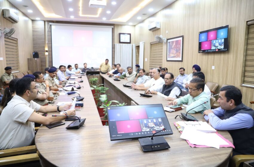  जिलाधिकारी सविन बसंल के निर्देशों के अनुपालन में अपर जिलाधिकारी प्रशासन जयभारत सिंह ने आतिशबाजी के अस्थायी लाईसेंस निर्गत किये जाने के सम्बन्ध में बैठक की।