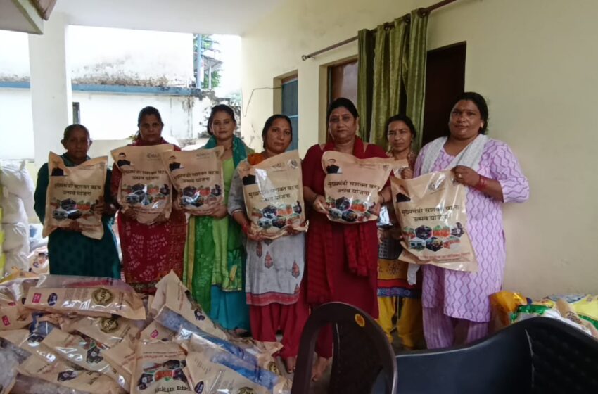  राजधानी दून में समूह की महिलाओं ने तैयार की दिवाली के लिए एलइडी लाइट।