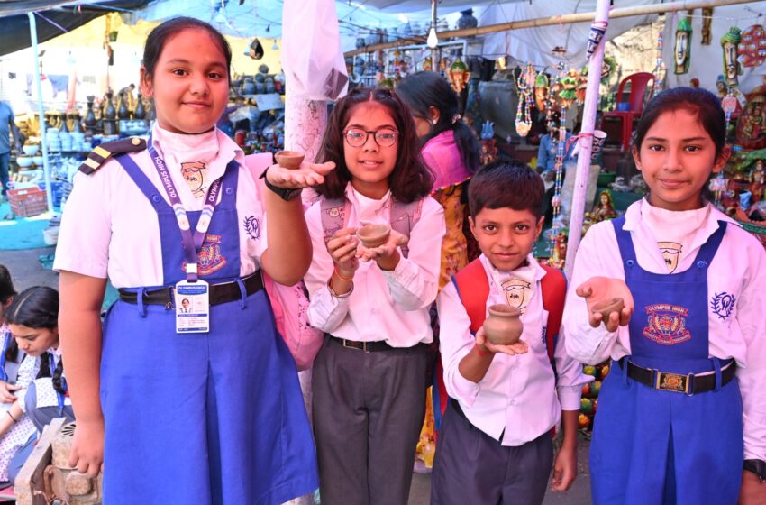  विरासत महोत्सव में आज भिन्न-भिन्न स्कूलों के बच्चों ने सीखे मिट्टी के बर्तन बनाने,पतंग बनाना तथा अन्य कई आइटम बनाने की विधि ।