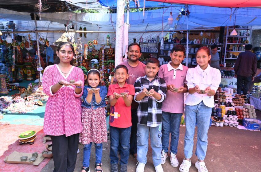  विरासत महोत्सव में नन्हे मुन्ने बच्चों ने सीखे मिट्टी के बर्तन,पतंग बनाने व अन्य क्राफ्ट आइटम बनाने की विधि।
