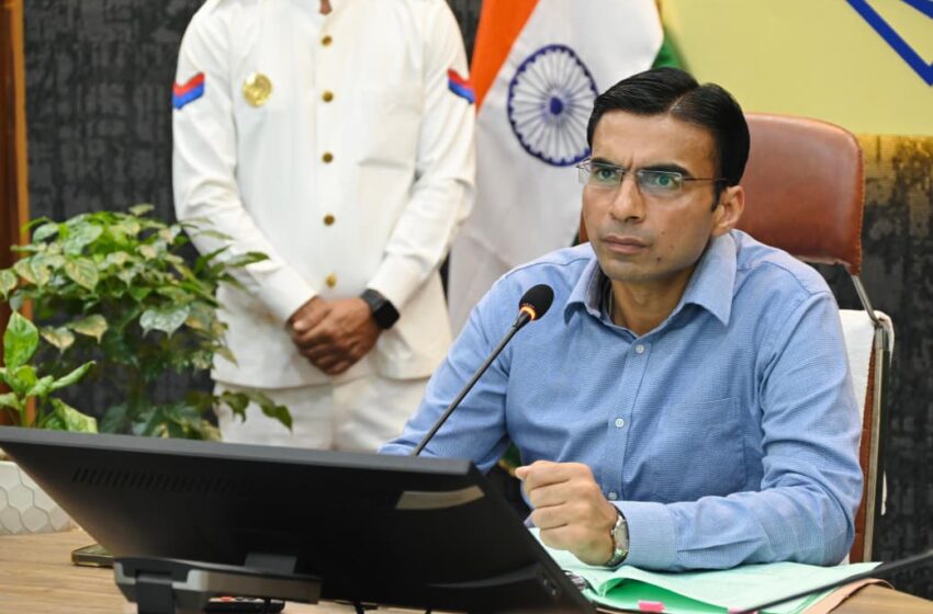तैस में आकर लहराया शस्त्र; डीएम ने किया पुनीत अग्रवाल का शस्त्र जब्त; लाइसेंस निलम्बित।