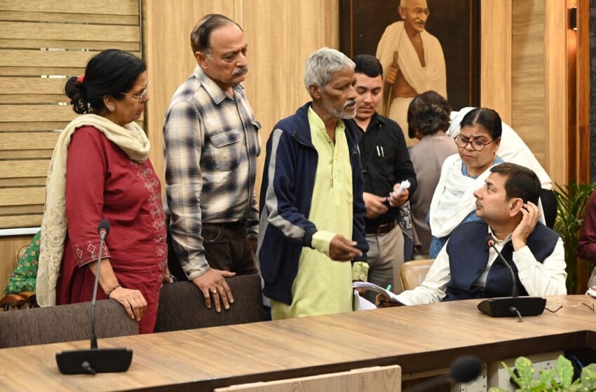 जनता दरबार में एडीएम ने सुनी लोगों की फरियाद, कई मामलों का मौके पर निस्तारण।