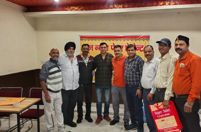  दून न्यूज पेपर एजेंट एसोसिएशन पल्टन बाजार ने समाचार पत्र विक्रेताओं को बांटे उपहार।