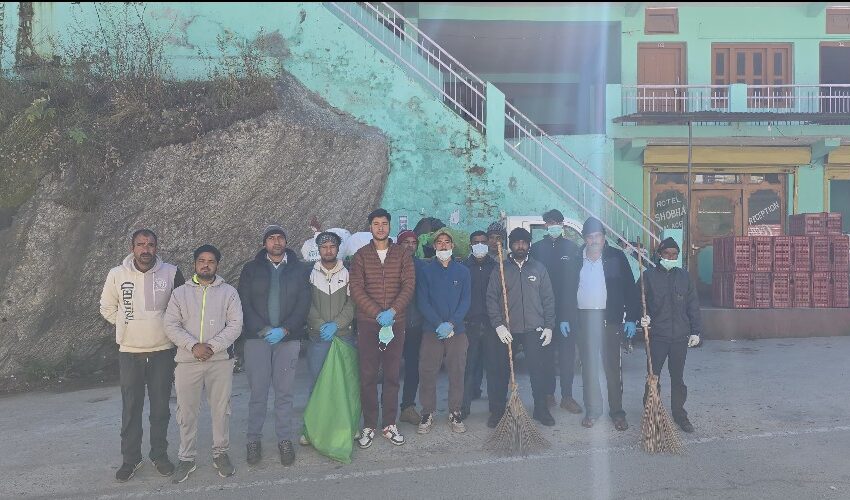 पंचायती राज विभाग और युवा कल्याण विभाग के तत्वावधान में “थैंक यू नेचर अभियान” के तहत गंगोत्री राष्ट्रीय राजमार्ग पर स्थित ग्राम झाला में एक बड़ा स्वच्छता अभियान चलाया गया।