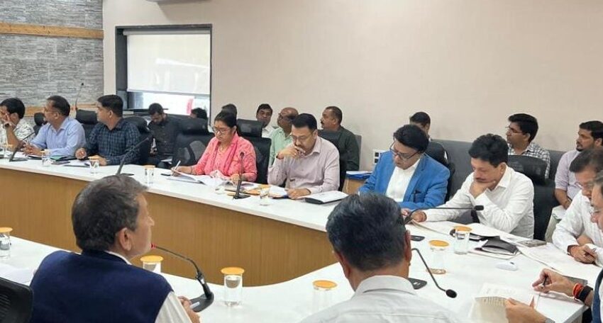 गन्ना विकास एवं चीनी उद्योग मंत्री सुबोध बहुगुणा मंत्री की अध्यक्षता में विभाग की बैठक में ली।