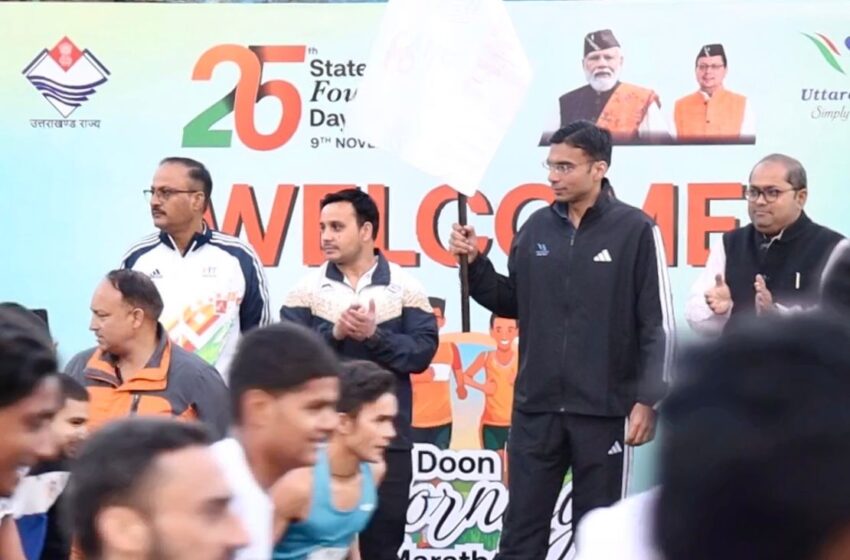  उत्तराखंड राज्य स्थापना दिवस रजत जयंती समारोह के अवसर पर  दून मैराथन को जिलाधिकारी सविन बंसल ने झंडी दिखाकर रवाना किया।