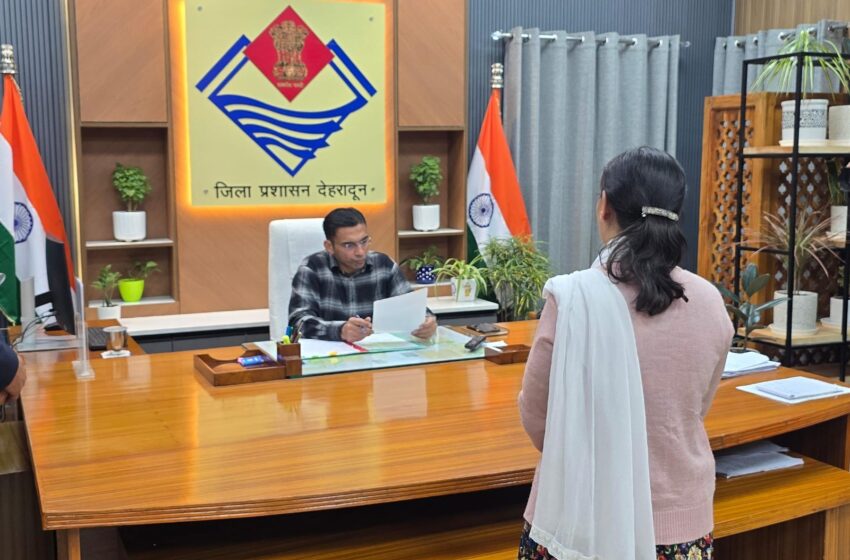  पति शराब पीकर करता है पत्नी और बेटी से हिंसा; पत्नी ने डीएम से लगाई गुहार।