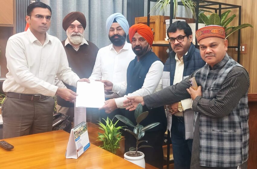  रेसकोर्स सोसाइटी के पदाधिकारियों ने रेस कोर्स में लगने वाले मेलो प्रदर्शनियों, आदि पर प्रतिबंध लगाने हेतु जिलाधिकारी सविन बंसल से मुलाकात की।