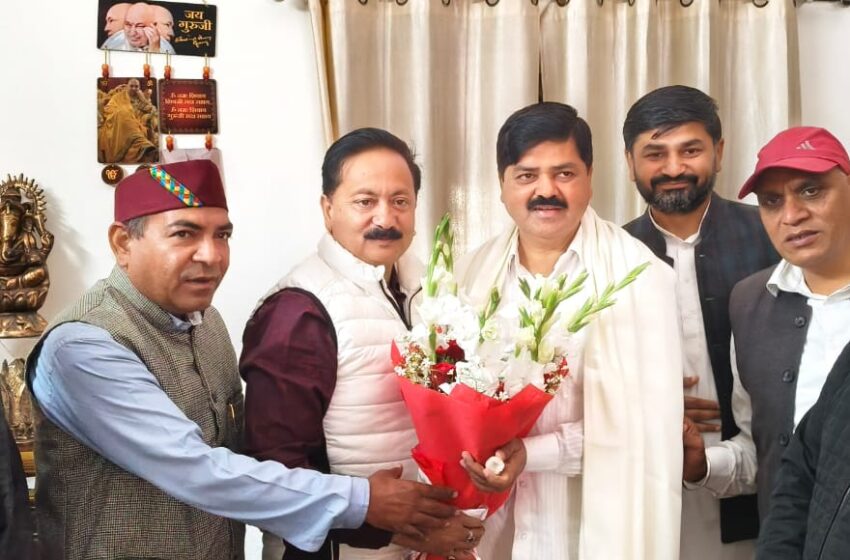  उत्तराखंड प्रदेश कांग्रेस कमेटी के नवनियुक्त अध्यक्ष  गणेश गोदियाल  ने यमुना कॉलोनी स्थित आवास पर शिष्टाचार भेंट की।