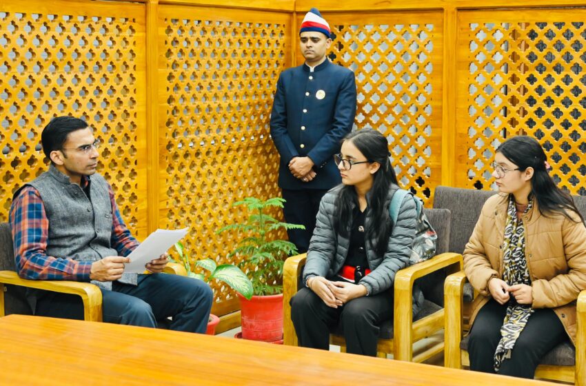  स्वर्गीय पिता का लिया ऋण चुकाने में असमर्थ 2 बहने चित्रा व हेतल; ने पढाई व मकान बचाने की डीएम से लगाई गुहार।