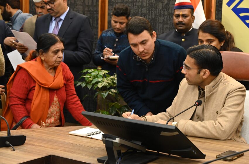  जिलाधिकारी सविन बसंल ने जनता दर्शन कार्यक्रम में जन समस्याएं सुनी।