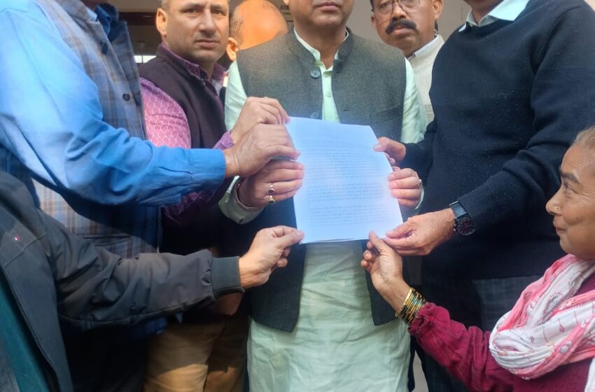  कांठ बंगले बस्ती से ज़बरन विस्थापन करने के संबंध में महापौर सौरभ थपलियाल को ज्ञापन सौंपा।