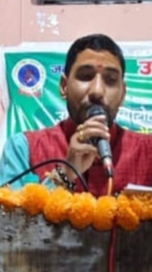  श्री गुरु राम राय लक्ष्मण संस्कृत उत्तर मध्यमा विद्यालय में  संविधान दिवस के अवसर पर“वंदे मातरम”गीत का आयोजन किया गया।