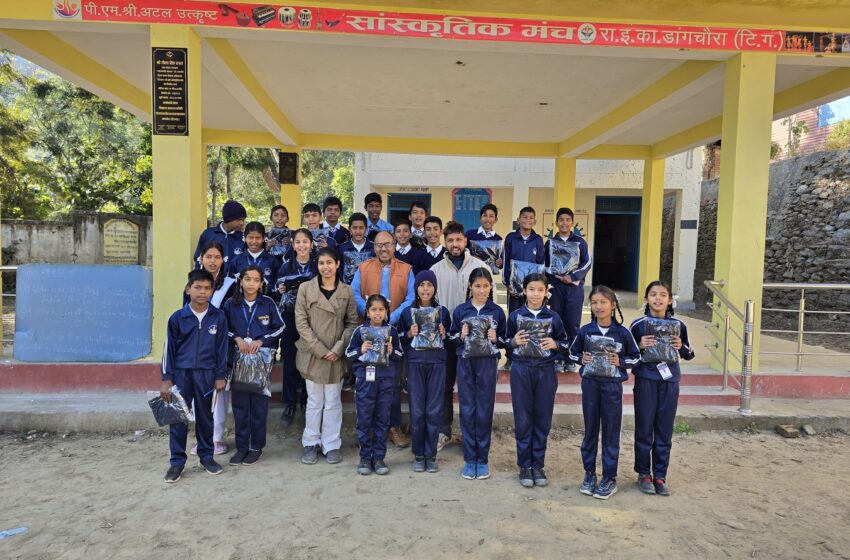  देवभूमि युवा संगठन द्वारा कीर्तिनगर ब्लॉक के राजकीय विद्यालय मे स्वेटरों का वितरण किया ।